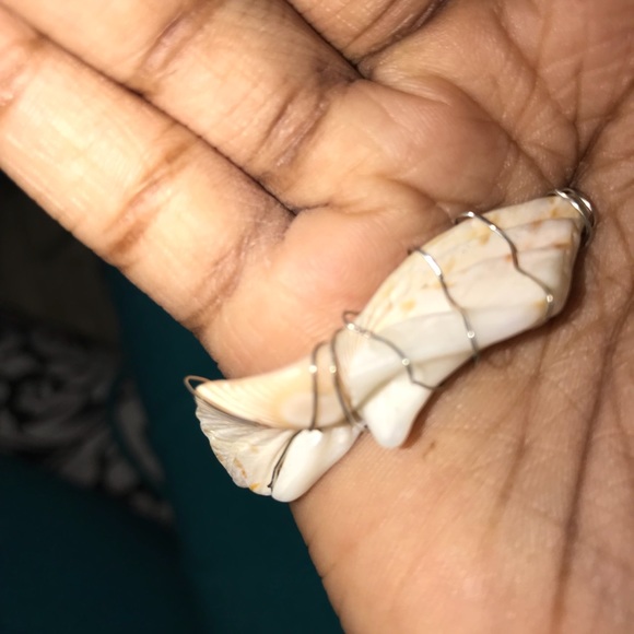 Wire wrapled winged shell - Picture 2 of 3